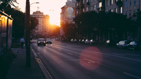 Auto,Landfahrzeug,Gebäude,Himmel,Fahrzeug,Automobilbeleuchtung