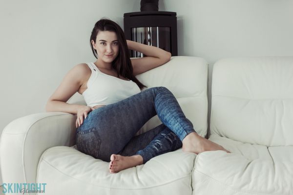 Joey Fisher,cheveux foncés,femmes,courbée,Débardeur,Regarder la visionneuse