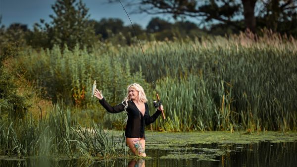 bomen,women outdoors,vrouw,model-,blond,lang haar