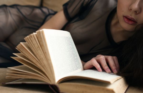 donne,modello,libri,lettura,scrittura,emozione