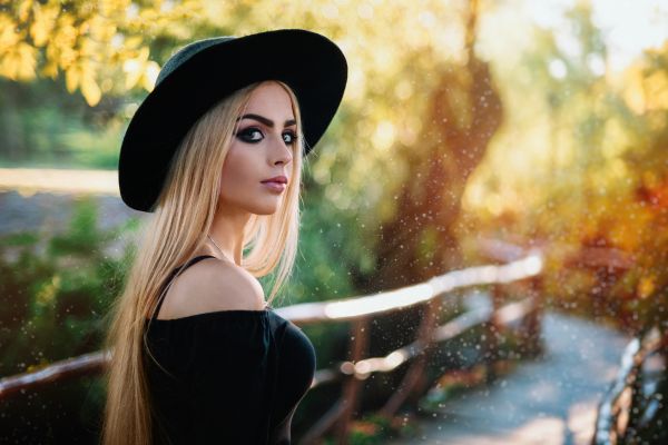 mujer,rubia,profundidad de campo,retrato,vestido negro,sombrero