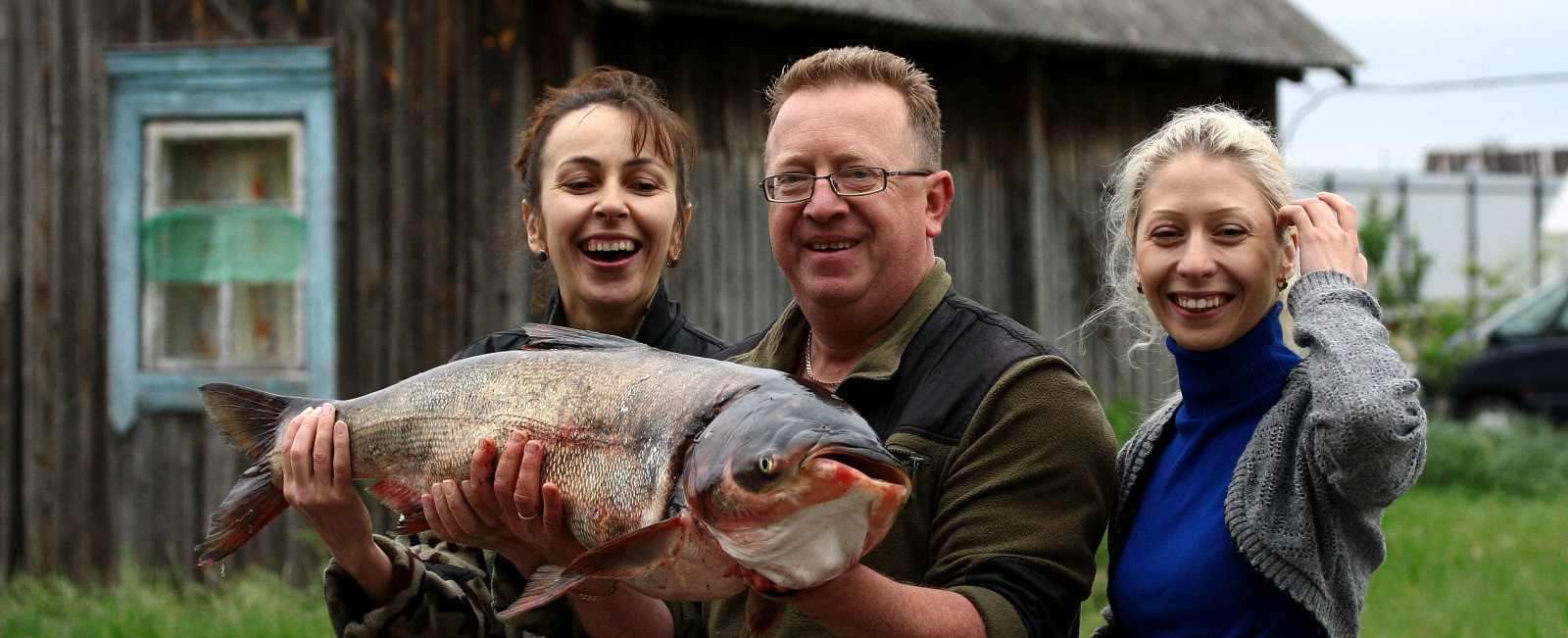 Henny, Geburtstag, Feier, Sommer-, Juni, Fisch, grosser Fisch, Freude, Lächeln, Emotionen, Menschen, Haar, Augen, Zähne, Hände, Dorf, Geschenk, 31052014, Saariysqualitypictures, Concordians, Odetojoyode alegria, Smileonsunday