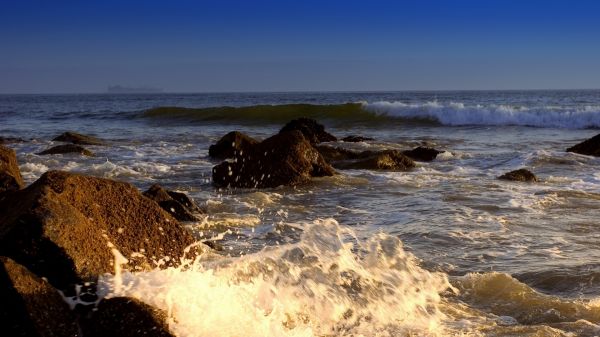 stones,sea,waves,splash,sky,horizon