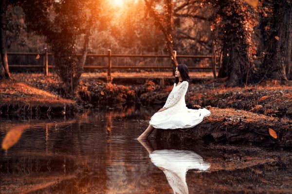 mujer,modelo,pelo largo,luz de sol,otoño,lago