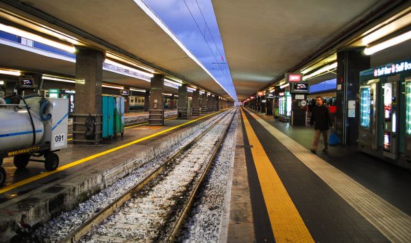 Italië,architectuur,gebouw,voertuig,trein,treinstation