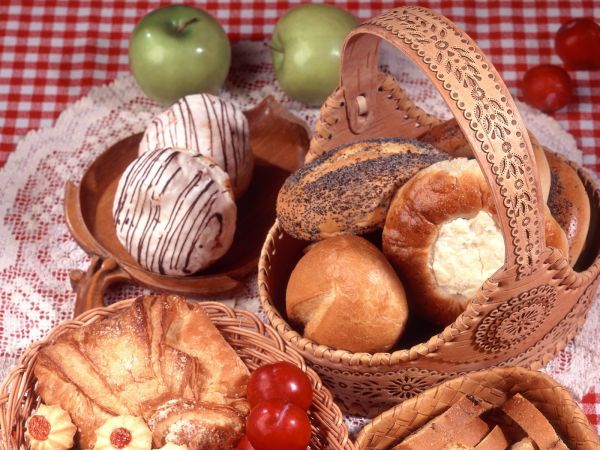 pane,rotoli,pasticcini,cestino