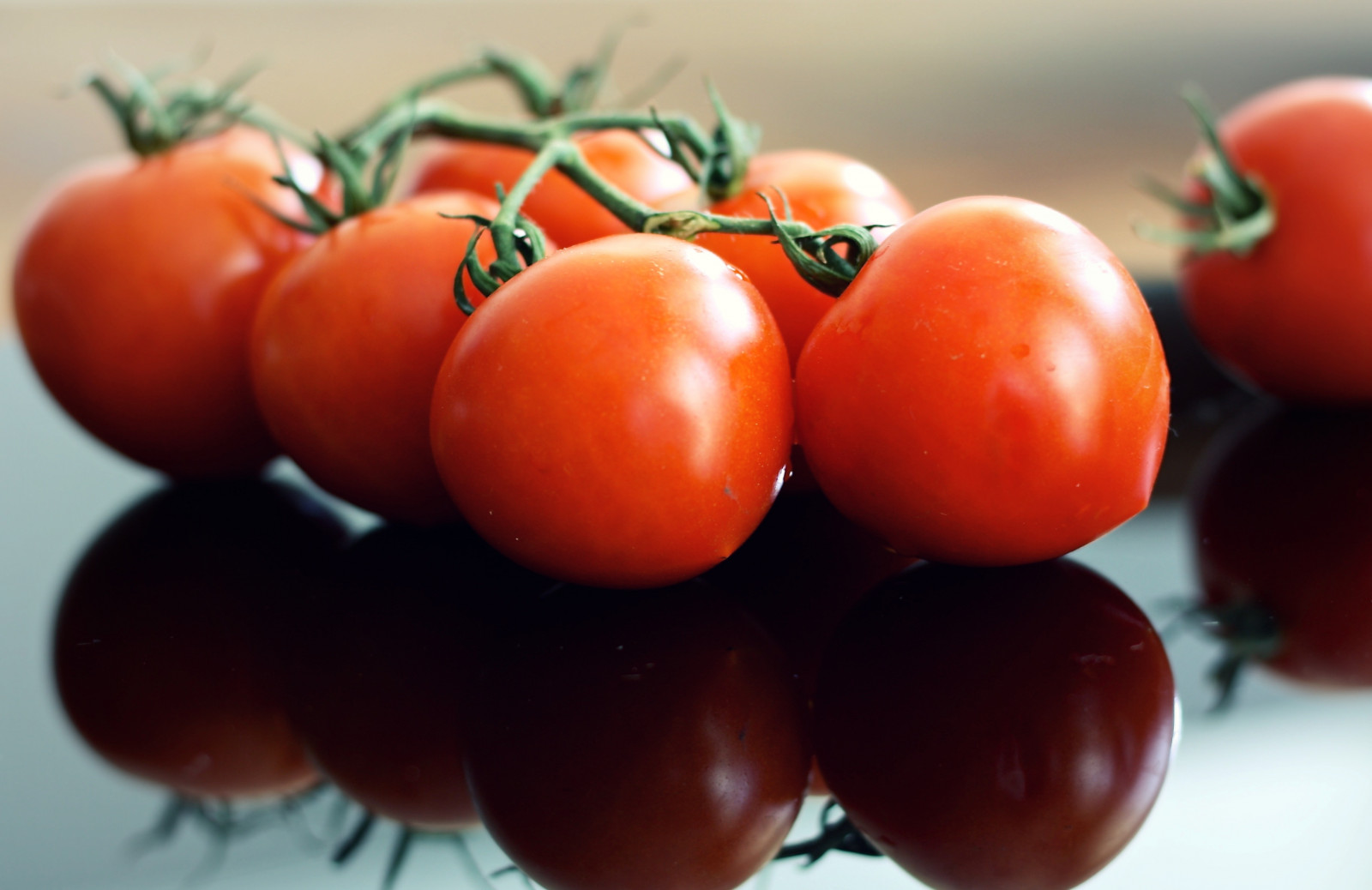 comida, Tomates, rojo, reflexión, vegetales, Fruta, planta, tomate, Produce, Planta de tierra, planta floreciendo, Fotografía macro, vegetal, Patata y tomate, maduro