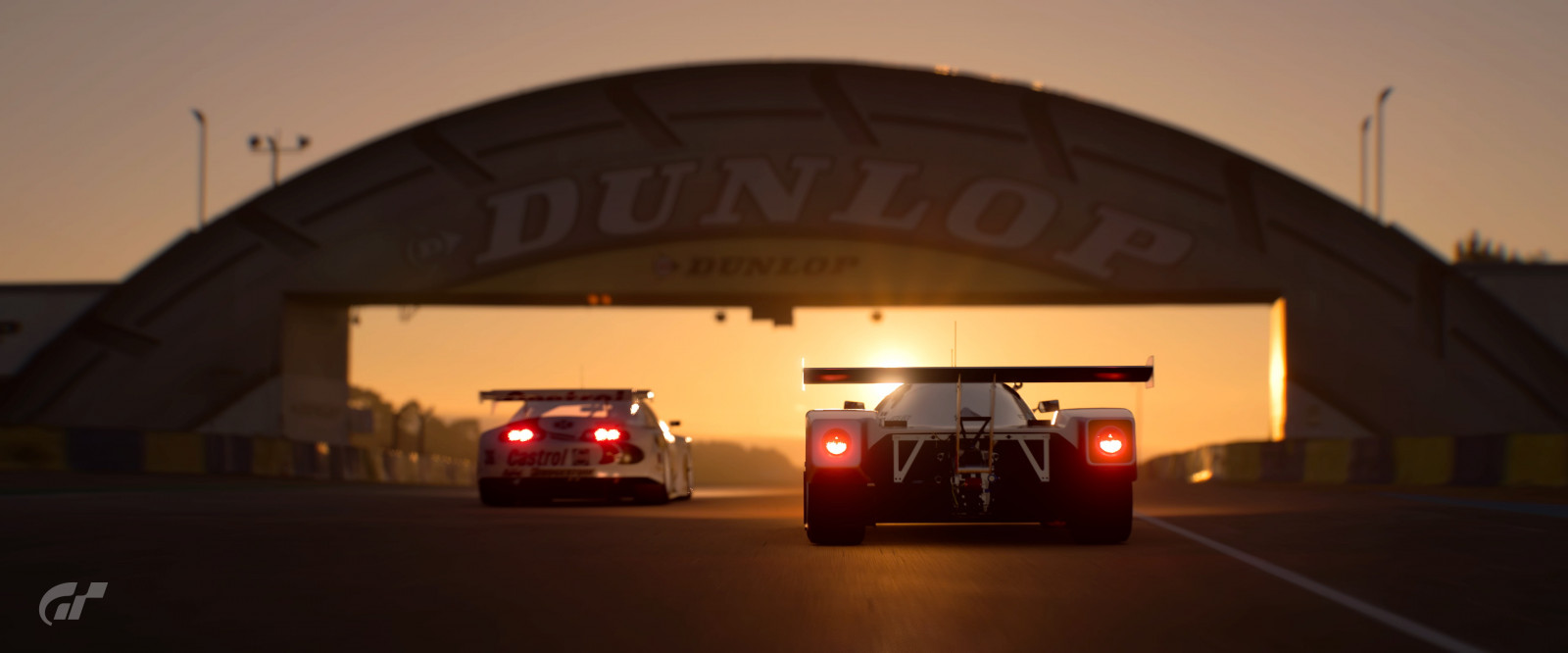 Gran Turismo, carro, Carros de corrida, manipulação fotográfica, fotografia, videogames, Video Game Landscape, pistas de corrida, Gran Turismo 7, Polyphony Digital, Dunlop, racing stripes, Le Mans, Protótipo de Le Mans, Sauber, Toyota, Castrol livery, Castrol, sunset glow, Pôr do sol, Toyota Supra, headlight beams, car spoiler, Carro clássico, Sauber Mercedes c9