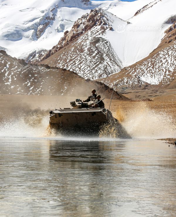 Cina,carro armato,acqua,propaganda,montagne,verticale