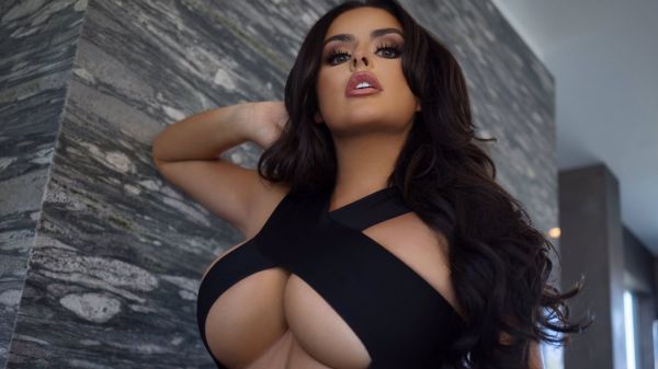 Abigail Ratchford,brunett,tuttar,vågigt hår,långt hår