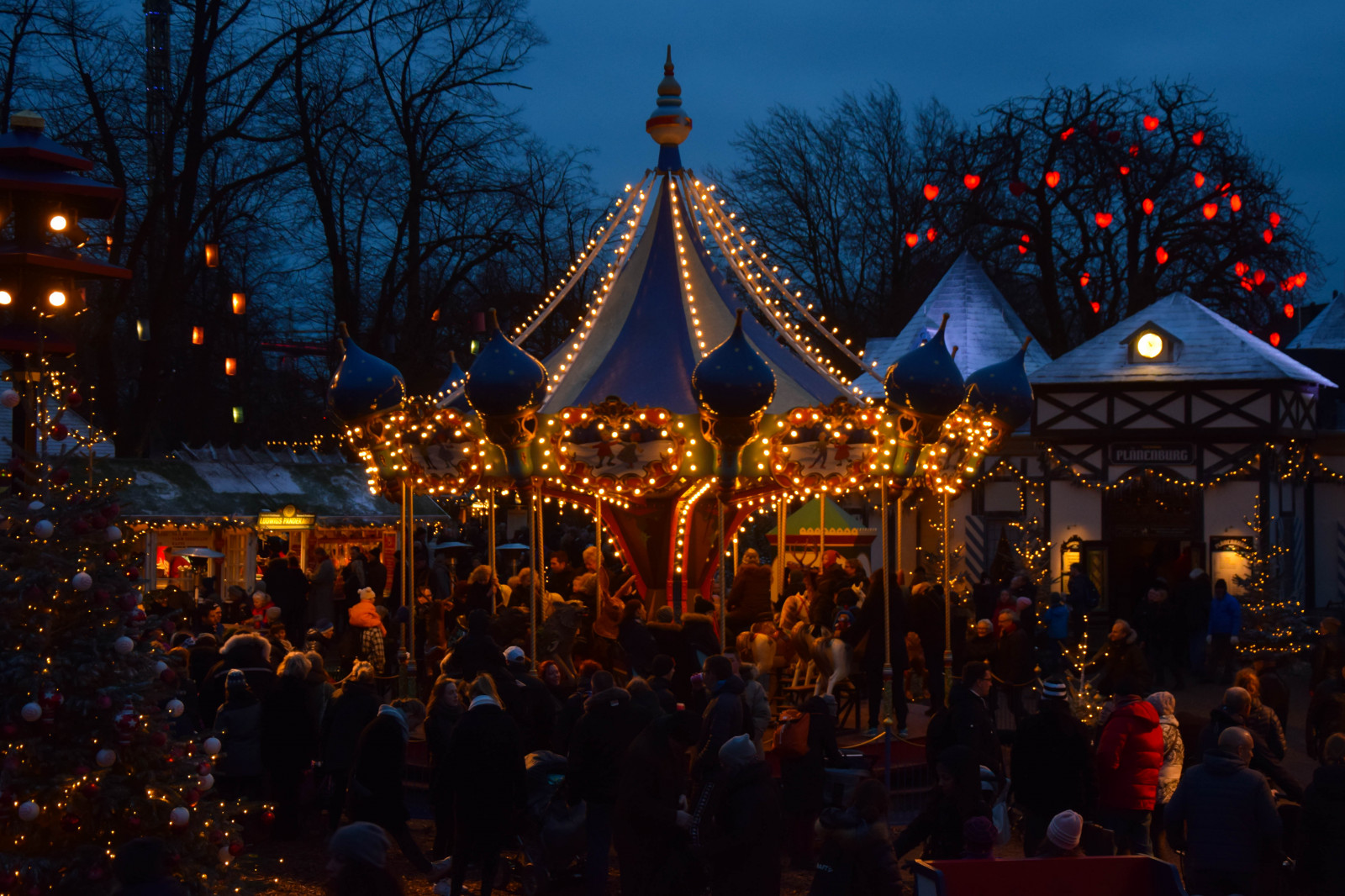 contraste, noche, rojo, parque, invierno, noche, recurso, Navidad, Dinamarca, Copenhague, ligero, color, árbol, al aire libre, festival, Navidad, diciembre, Vinter, Lus, mercado de Navidad, Decoración navideña, jul, Kv ll, F rg, Danmark, K benhavn, Regionhovedstaden, Dk, Edificio, Fotografía nocturna, Tivoli, formar, forma, Kontrast, Natt, K benhavntivoli, Decoración navideña, parque de atracciones, atracción de feria