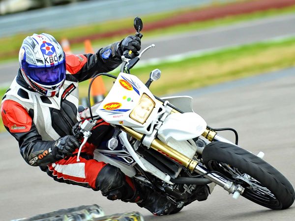 Wyścigi motocyklowe,kask,wyścigi,Tor wyścigowy,Sporty motorowe,Supermoto