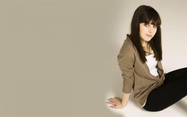 model,si rambut coklat,Felicity Jones,duduk,hairstyle,posisi manusia