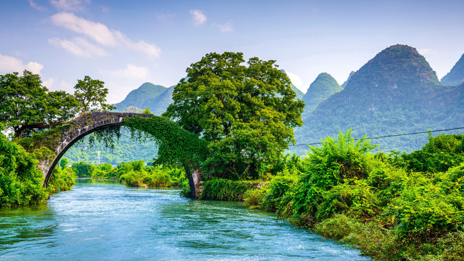 вода, облак, растение, небе, водни ресурси, планина, зелен, планинска област, Natural landscape, листо, лазурен, езеро, дърво, растителност, воден, речно корито, coastal and oceanic landforms, биом, банка, пейзаж, свободно време, арка мост, гора, хоризонт, трева, бряг, хълм, тропиците, Лейк Дистрикт, riparian zone, крайбрежие, станция хълм, резервоар, джунгла, планинска река, размисъл, океан, езеро, залив, туризъм, valdivian temperate rain forest, рок, ваканция, планинска верига, арка, мост, остров, впускателен, поток, море, theatrical scenery, звук, Тарн, нос, тропическа гора, fixed link, градина, нос, река