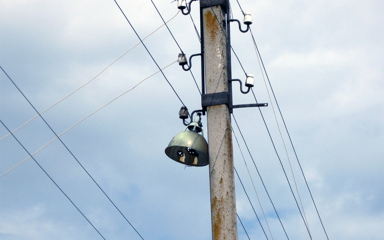 雲, 空, トランス, 電気, 電気配線, ケーブル, 架空送電線, 線, public utility, 木, 電源, 電気青, Current transformer, 金属, 照明器具, ケーブルカー, 電気ネットワーク, ポール, タワー