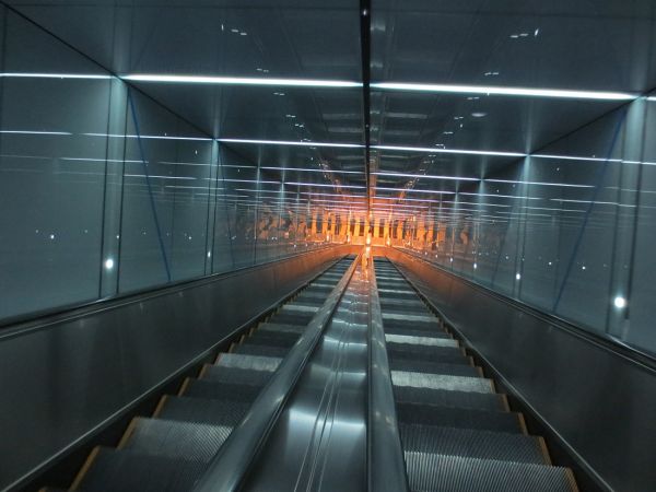 symmetrie,tunnel,metro,reflectie,roltrap,interieur ontwerp