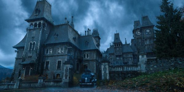 películas,oscuro,Wednesday TV series,Nevermore Academy,lluvia,castillo