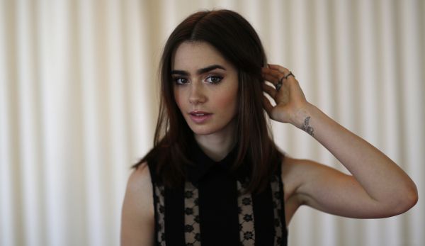 Lily Collins,nők,barna,hosszú haj,nők bent,színésznő