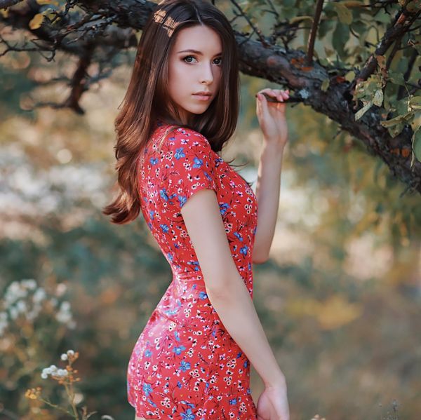 Viktoria Makarenko,Viki Virgo,femmes,brunette,cheveux longs,cheveux ondulés