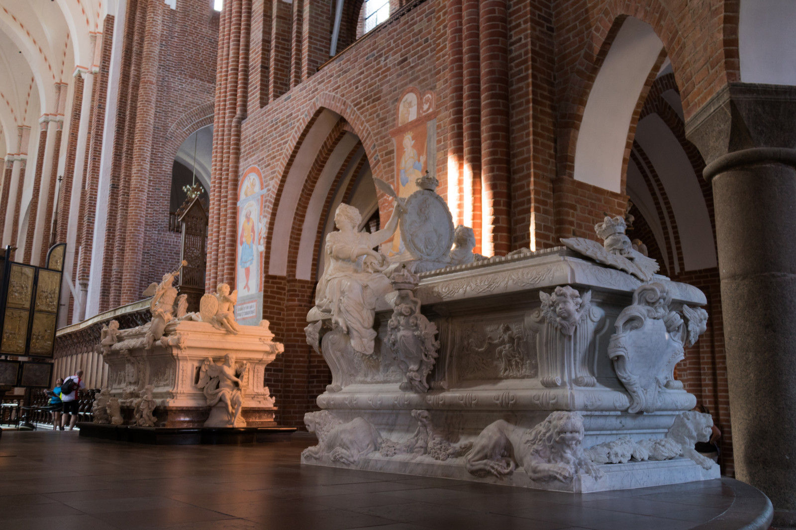 templo, escultura, estatua, arco, Iglesia, Dinamarca, catedral, Roskilde, Danmark, Domkyrka, Kirke, Domkirke, Roskildedomkirke, Roskildedomkyrka, Kongegrave, Tijera del rey, Kungagravar, historia antigua, lugar de adoración, fuente de agua