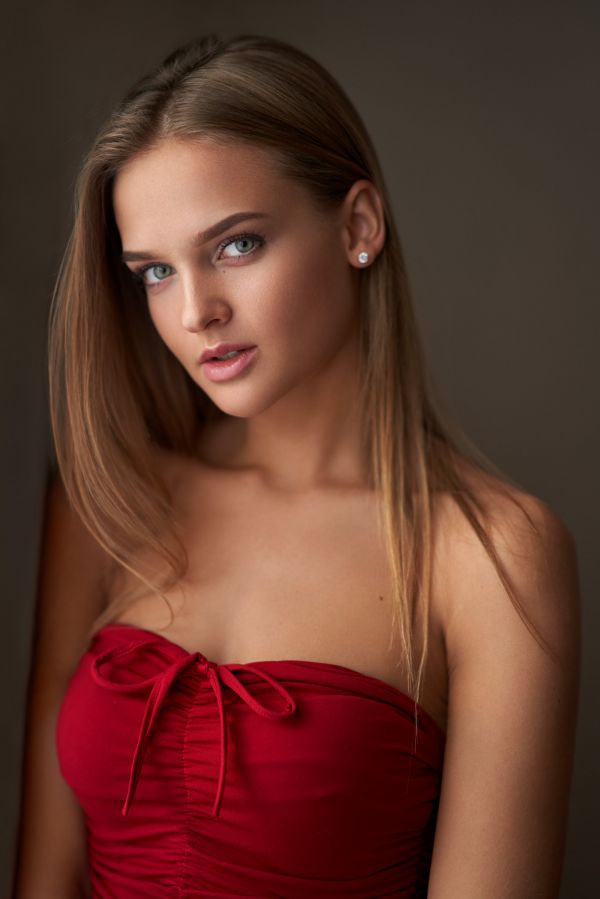 Model,blond,Veronika Bartakova,czerwona sukienka,zielone oczy,Milan R