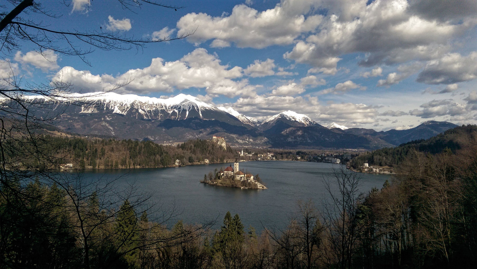 Landschaft, Berge, See, Wasser, Natur, Betrachtung, Himmel, Schnee, Wolken, Hügel, Fluss, Insel, Fjord, Wildnis, Alpen, Slowenien, Wolke, Berg, Reservoir, Hochland, See, Atmosphärisches Phänomen, Bergige landforms, Landform, geographische Eigenschaft, Gebirge, fiel, Geblutet