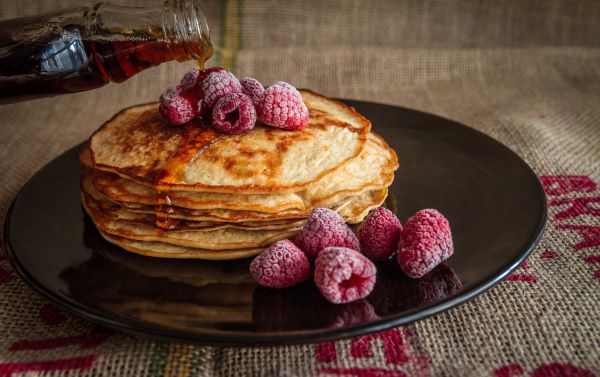 pancake,raspberi,sirup,sarapan