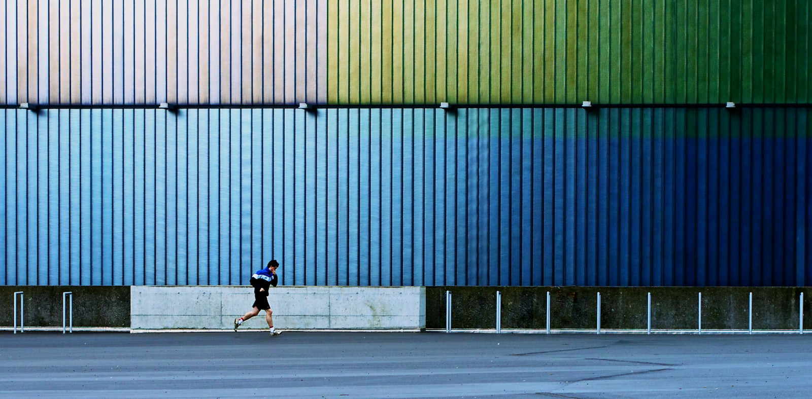 gente, deporte, ventana, calle, arquitectura, urbano, edificio, cielo, pared, casa, cámara, azul, Suiza, puerta, trotar, estructura, Olimpo, infraestructura, ART, ligero, estupendo, red, techo, línea, 45mm, mejor, arte fino, sincero, tiempo de día, Strasse, fachada, Iluminación natural, Zug