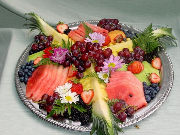 pineapple,fruit,berries,grapes,ornament,laying