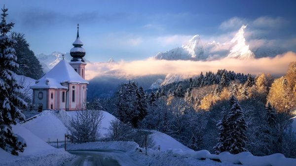 kerk,wolken,sneeuw,bergketen,bomen,natuurlijk licht