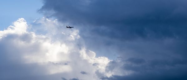 cloud,sky,atmosphere,aircraft,vehicle,blue