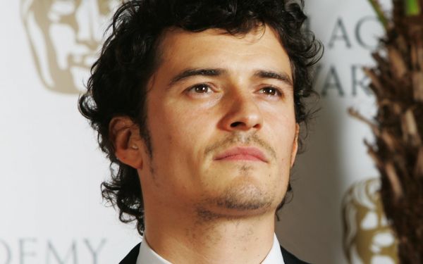 Orlando Bloom,attore,uomo,smoking,capelli,meditabondo