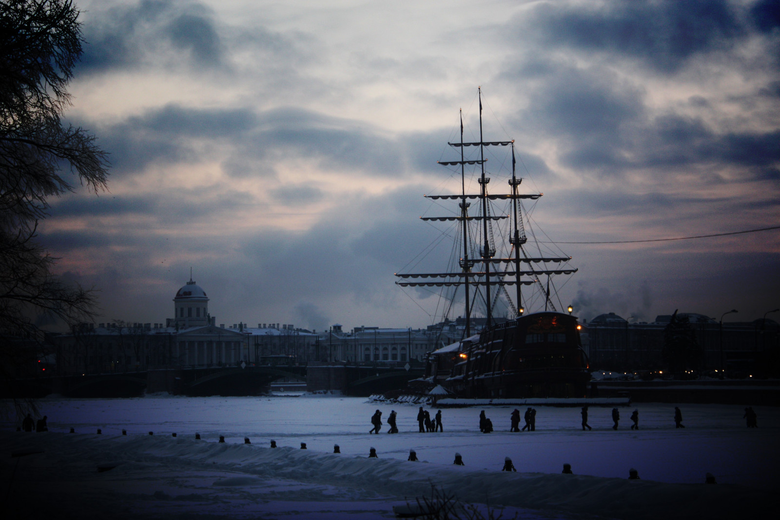 luces, gente, velero, puesta de sol, mar, ciudad, Paisaje urbano, noche, arquitectura, agua, reflexión, cielo, nieve, invierno, vehículo, Nubes, amanecer, noche, Mañana, torre, costa, puente, río, puerto, San Petersburgo, Rusia, edificio viejo, muelle, oscuridad, río congelado, para caminar, nube, clima, amanecer, Oceano