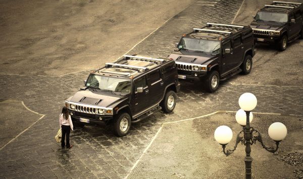 donne,auto,lampada,la piazza cittadina,camionetta,fotografia