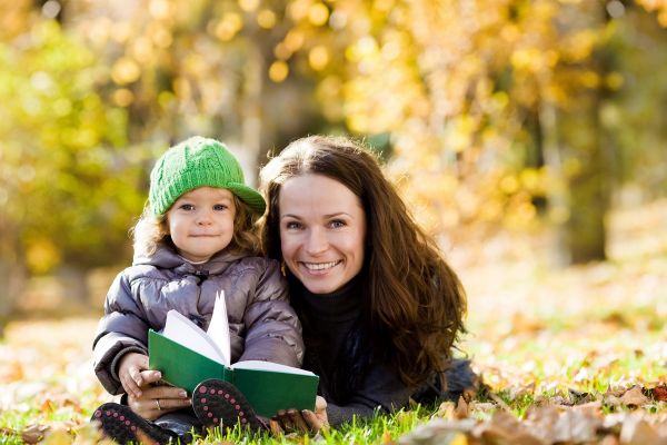 Madre,hija,parque,otoño,libro