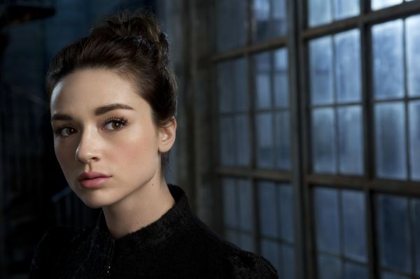 Crystal Reed,mulheres,atriz,morena,window frames,Dentro de casa