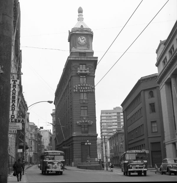 edificio,Torre del Reloj,arquitectura,Autobuses,fotos antiguas,monocromo