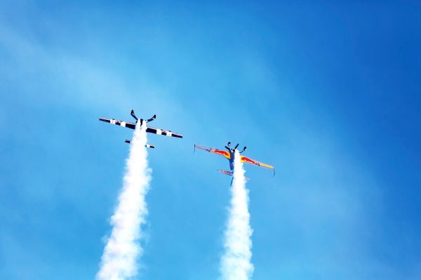 2048x1365 px,fotografie,rode stier,vliegtuig,airshows,gekleurde rook