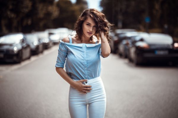 vrouw,brunette,bruine ogen,gekruld haar,blauw shirt,witte kleding