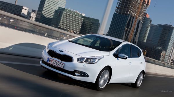 car,vehicle,Kia,Kia Cee'd,land vehicle,cityscape