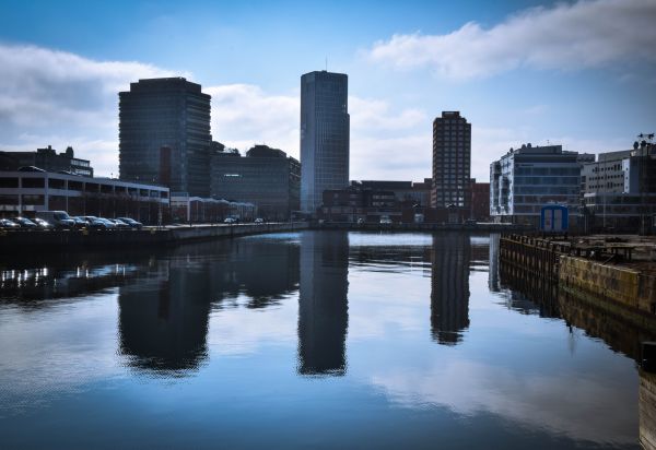 město,nebe,panoráma města,voda,odraz,mraky