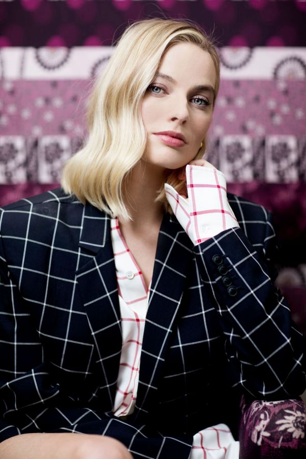 Margot Robbie,blond,kvinnor,blåa ögon,australier,kvinnor inomhus