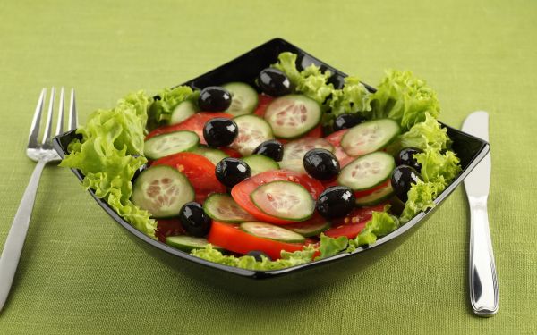 food,tomatoes,vegetables,salad,olives,lettuce