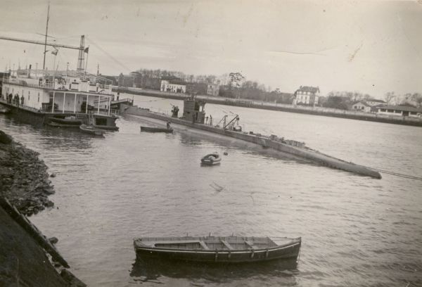 boat,vehicle,military,submarine,river,vintage