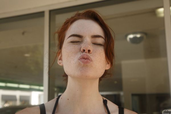 Sabrina Lynn,czarna sukienka,piegi,Kobiet na zewnątrz,kobiety,rudowłosy