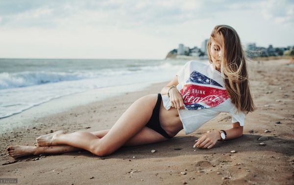 Frau,Brünette,Auf der seite liegen,Schwarze Höschen,Frauen im Freien,Sand