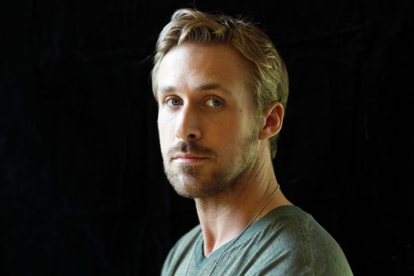 Ryan Gosling,aktor,tersenyum,berambut pirang,bulu