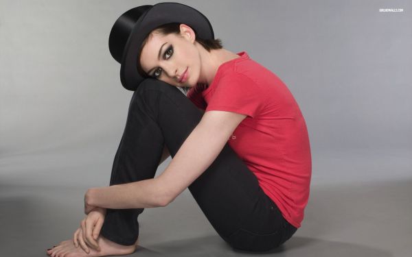 sitting,celebrity,Anne Hathaway,Person,sports,leg