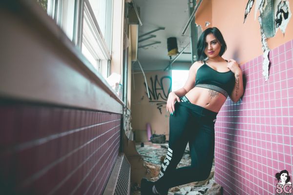 Самоубийство момичета,Lilly Suicide GIrls,брюнетка,склад,изоставен,графит