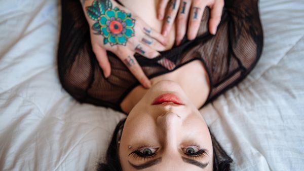 Saly M suicide,barna,tetoválás,piercing,arc,pornósztár